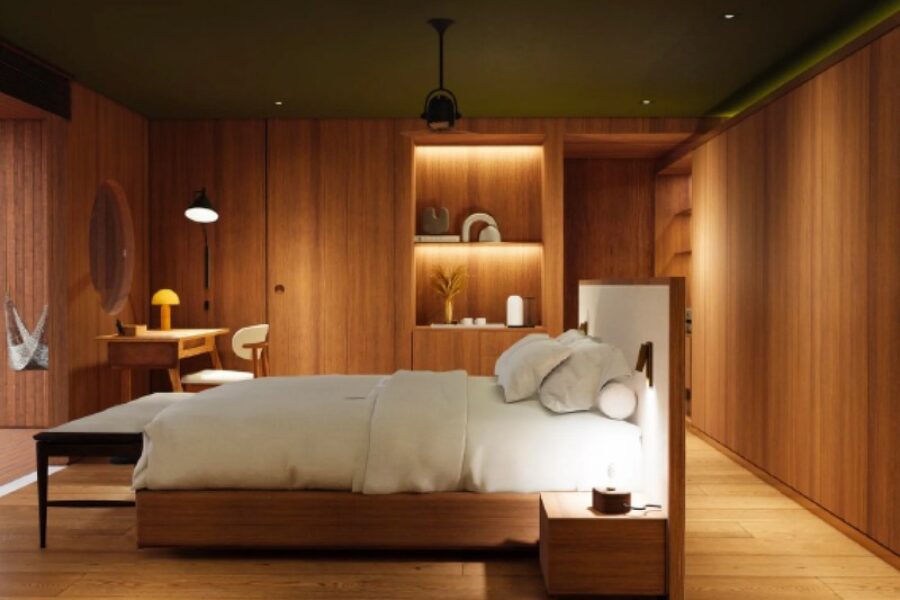 Kabine der RV Brasilian Dream mit warmem Holzdesign, Doppelbett und Schreibtisch