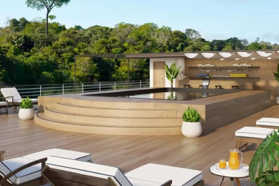 Sonnendeck der RV Brasilian Dream mit Pool, Liegestühlen und Bar im Amazonas Regenwald